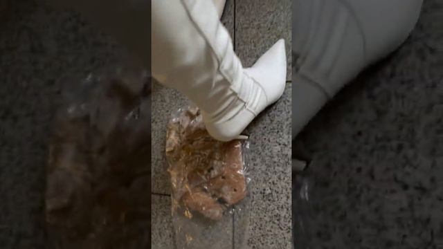 Boots Crush Altes Brot