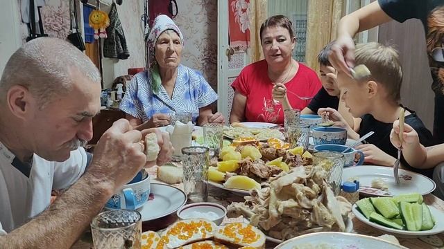 Собрались у мамы // у мамы всегда вкусно 😋//букет 💐 для тёщи// смотреть онлайн