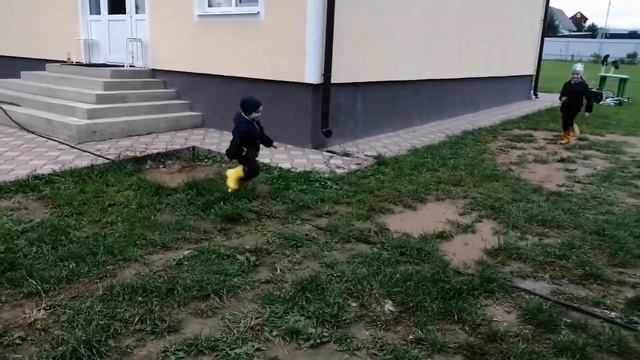 Самое крутое занятие детства-прыгать по #лужам смотреть онлайн
