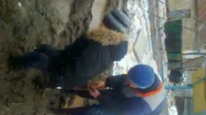 мальчик застрял в грязи 2