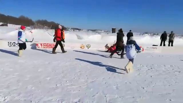 Юные хоккеистки в валенках Женский хоккей эмоциональнее мужского, а когда игрокам всего по 12 14 ле смотреть онлайн
