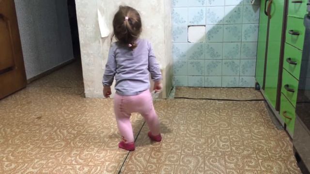 Маленькая девочка танцует смотреть онлайн