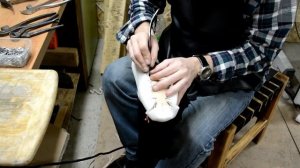 Изготовление обуви ручной работы (серия 3 затяжка заготовки на колодку)