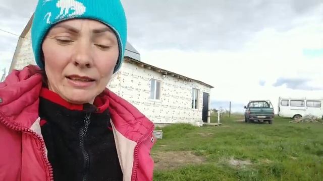 Всё замечательно:искупалась в молоке, глаз разнесло, разлила ведро молока на землю. Ужин с грибами смотреть онлайн