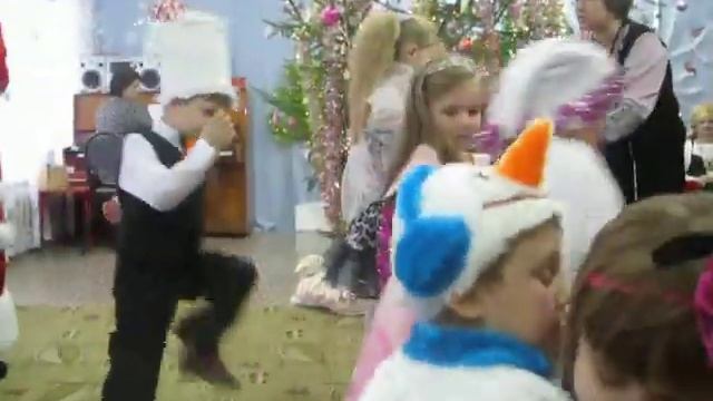 Ёлка в детсаде с.Архангел 2011г смотреть онлайн