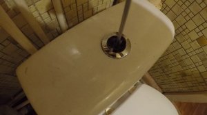 Как снять кнопку смывного бачка унитаза.