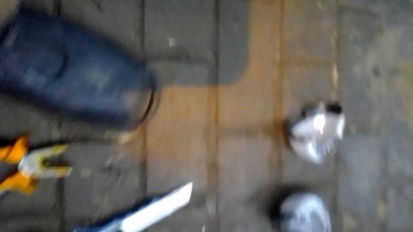 вынул защитный подносок с рабочей обуви.