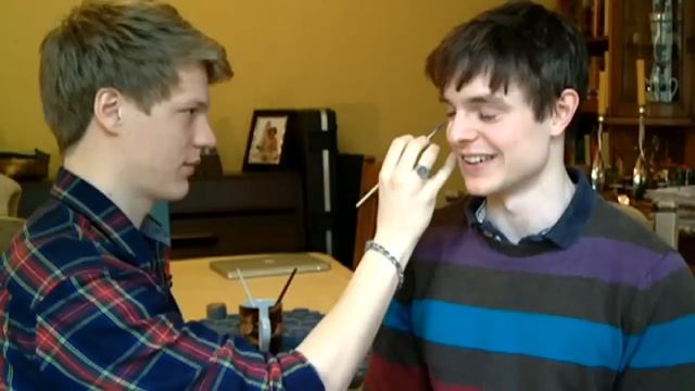 Face adverts: Graduates sell advertising space on their faces for £400 a day смотреть онлайн