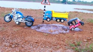 Мотоцикл и авторикша играют в грязи