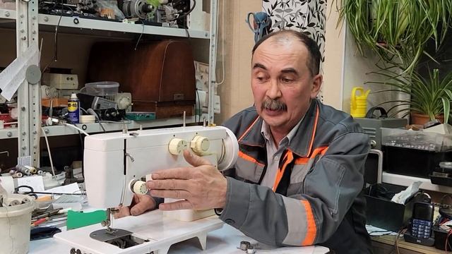 Почему швейная машинка стягивает строчку? Как с этим бороться? смотреть онлайн