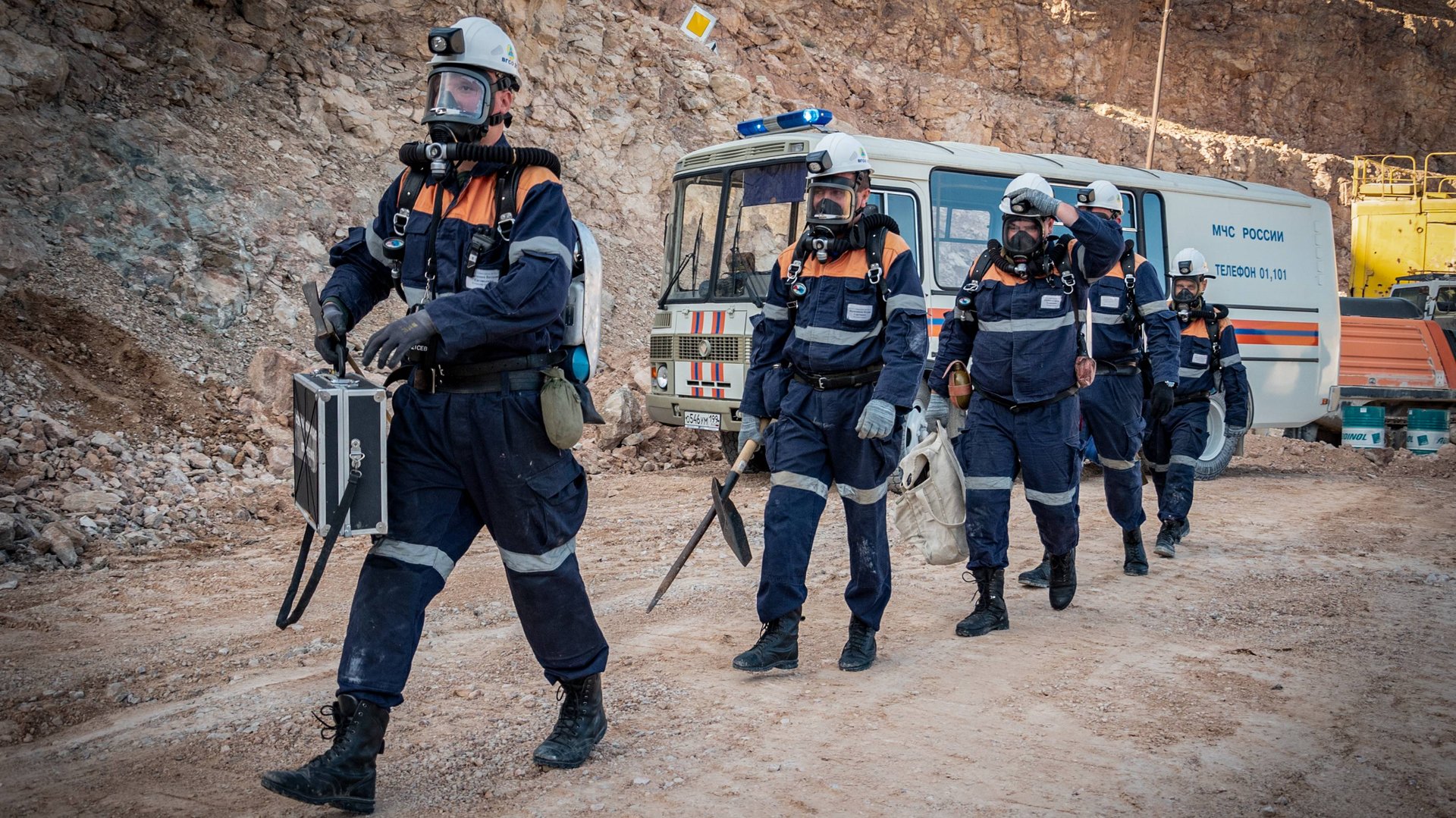 Спасение из-под завала отработали горноспасатели МЧС России в Севастополе смотреть онлайн