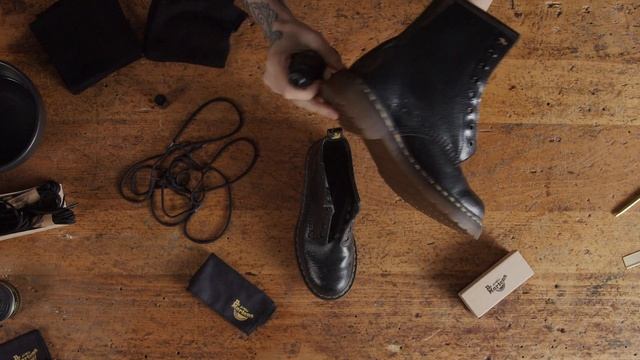 How to clean patent Dr. Martens Boots with Patent Cleaner | Tips from the Experts смотреть онлайн