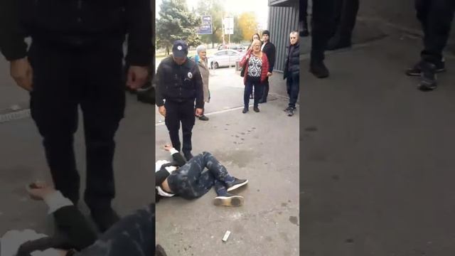 ⚡️СВО 18+ В Днепропетровске жестоко скрутили инвалида под осуждение прохожих смотреть онлайн