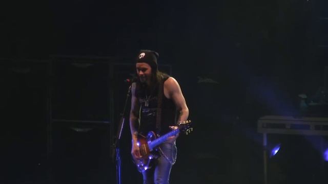 HD - Ghost Of Days Gone By - Alter Bridge - Pordenone 2011 смотреть онлайн