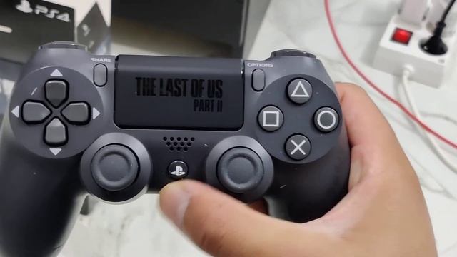 PS5 DualSense VS DualShock 4 Comparison [The Last of Us Part II Limited Edition vs DualSense] смотреть онлайн