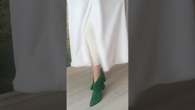 Шикарные 🔥 ботиночки из натур.замши🫶👍на байке.Очень красивый зелёный цвет украсит любой лук💗💫💃 смотреть онлайн