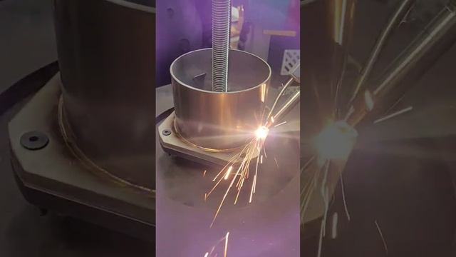 Лазерная сварка фланцев из нержавеющей стали с ротационным механизмом смотреть онлайн