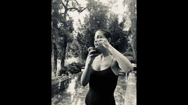 Demet Özdemir ha scosso i social media con le sue pose da luna di miele. смотреть онлайн