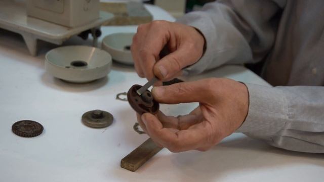 Специфика шитья кожи и меха на бытовой швейной машине. Часть 3 смотреть онлайн