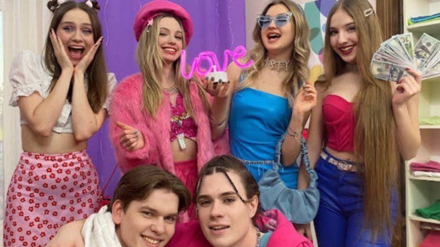 Я Влюбилась в Дерзкого Парня!
Экстремальный Мейковер из Soft Girl в Alt Girl смотреть онлайн