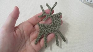 Новогодний олень крючком