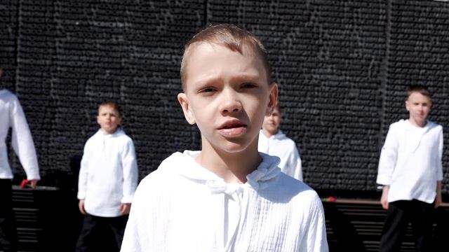 Встанем. В исполнении солистов ДЭЦ "Папины Дети " смотреть онлайн