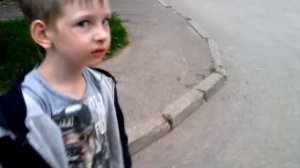 Мальчик лижит за деньги
