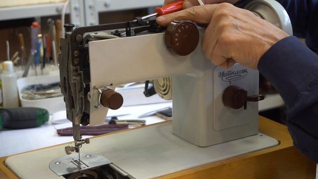 Швейная машина Чайка 134. Регулировка положения иглы относительно игольной пластины смотреть онлайн