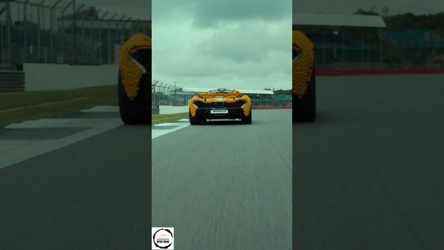Ландо Норрис водит настоящий LEGO McLaren P1 в натуральную величину на трассе в Сильверстоуне 1 смотреть онлайн