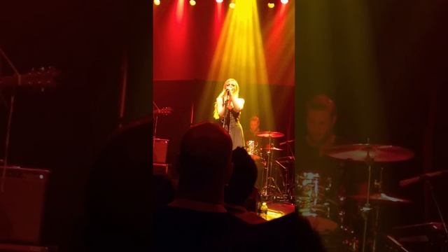 Emily Kinney Last Chance смотреть онлайн