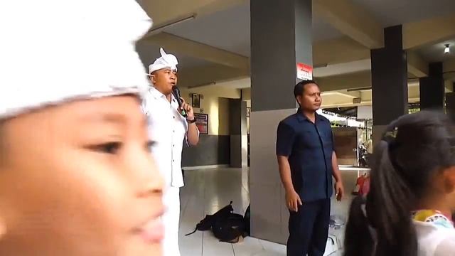 Quake off Indonesia's Bali sparks panic | AFP смотреть онлайн