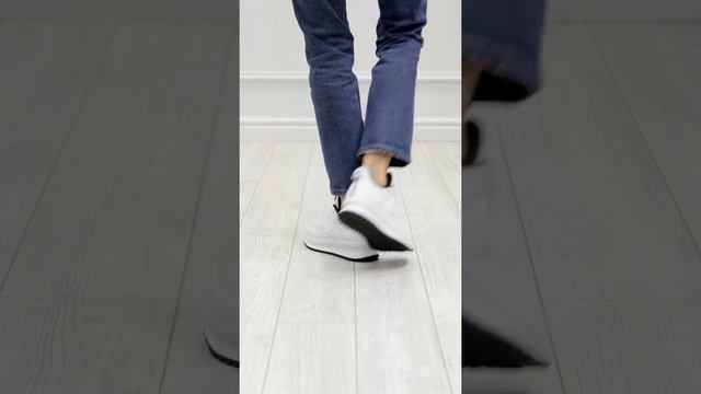 Белые кроссовки из комбинированных материалов без подкладки на утолщенной подошве 127586-06-01