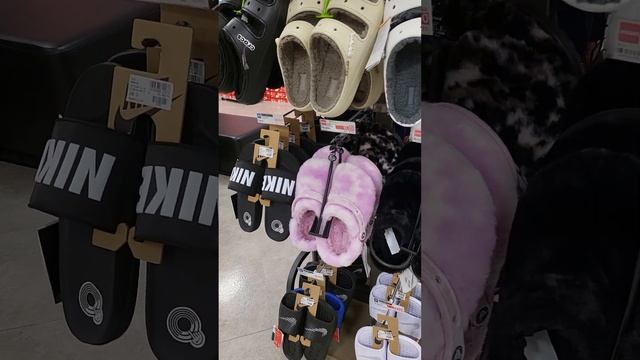 Как вам розовые меховые кроксы?