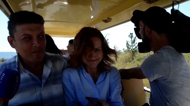 СУПЕР ВИДЕО !!! Львица катается с журналистами на машине! смотреть онлайн