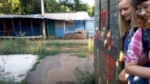 девушки застряли в дверном проеме и теперь в недоумении