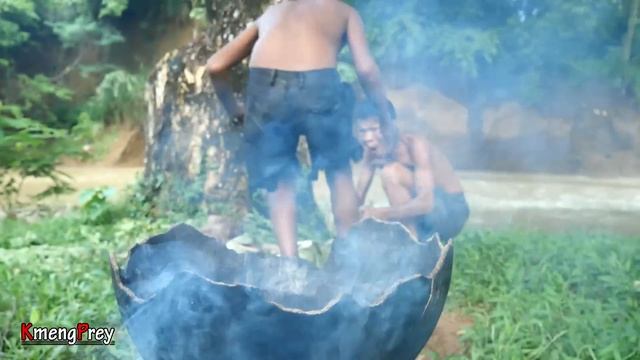 Primitive Technology | Kmeng Prey - Cooking Squid Recipe смотреть онлайн