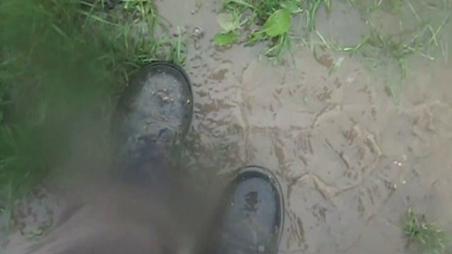 BW- Boots play in muddy water - SLOWMOTION смотреть онлайн