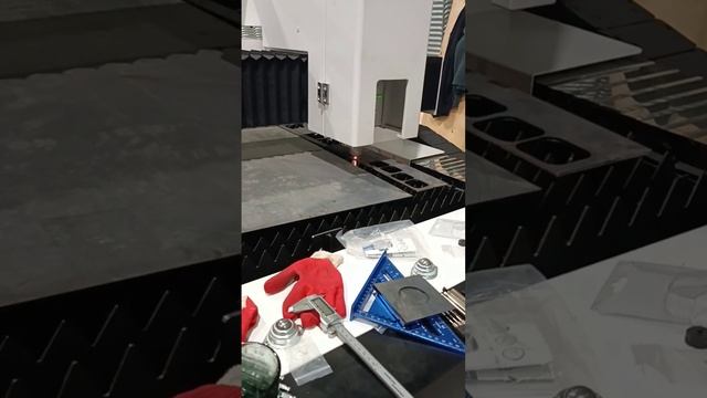 Резка металла на оптоволоконном лазерном станке для резки листов и труб XTC-1530HT/3000 Raycus смотреть онлайн