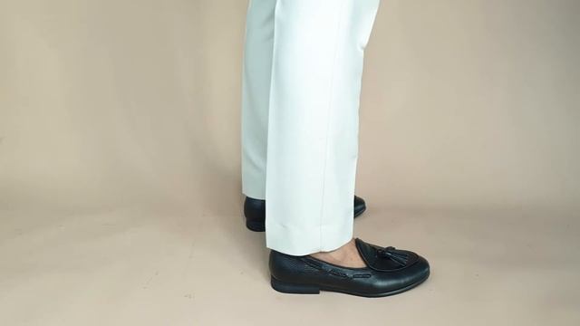 BELGIAN LOAFER WITH TASSEL BLACK PEBBLE GRAIN LEATHER смотреть онлайн