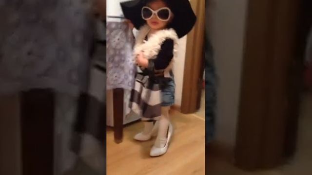 Девочка модница танцует смотреть онлайн