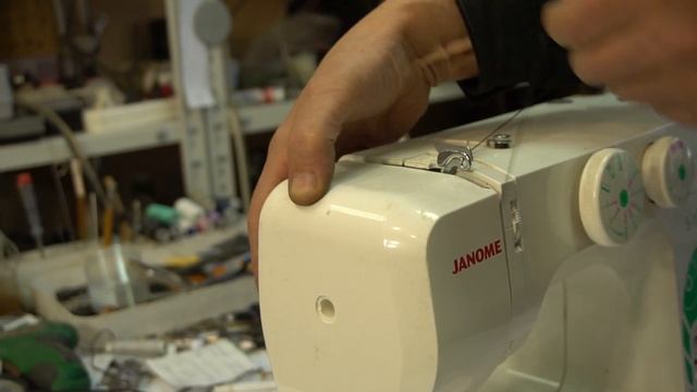 Почему петляет и рвёт верхнюю нить исправная швейная машина? смотреть онлайн