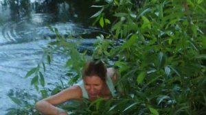 упала в болото