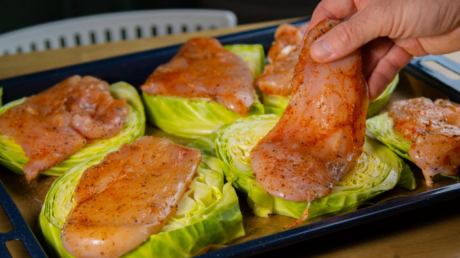 Супер простой рецепт на ужин! Капуста с курицей в духовке. смотреть онлайн