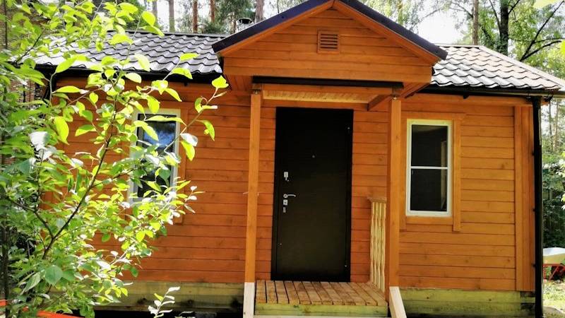 При хорошем плотнике у плохого руки трясутся! Компактная банька 6х4 с крылечком, заказчик доволен смотреть онлайн
