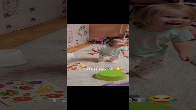 Танцует😂 смотреть онлайн