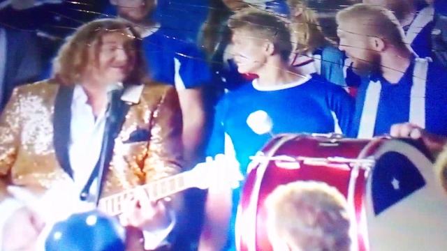 Батончик Сникерс.