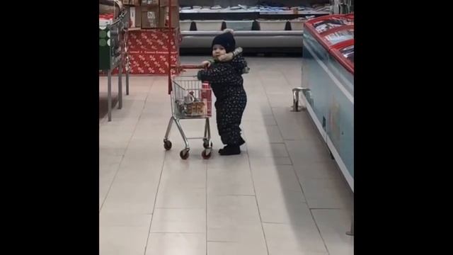 Russia My grandson Daniel Мамин помощник В 2 года за продуктами смотреть онлайн