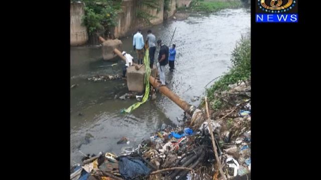 नाल्यात कचरा टाकणार्या नागरिकाला नाल्यातून कचरा बाहेर काढायला लावण्याची महापालिकेची कारवाई смотреть онлайн