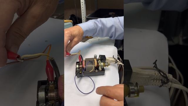 Как поменять направление вращения привода швейной машины или оверлока? смотреть онлайн