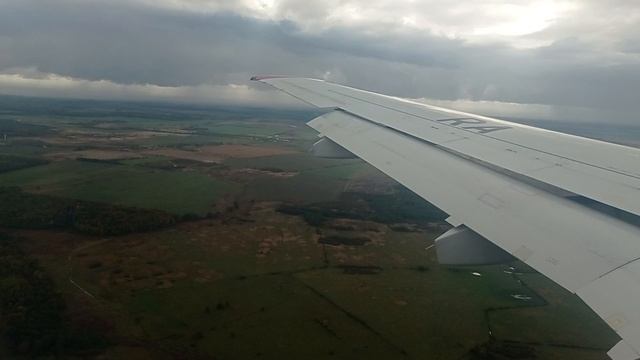 Снижение и посадка в аэропорту Храброво на "Суперджете" смотреть онлайн